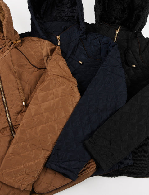 Campera capitoneada con capucha y broches